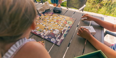 Børn spiller spil i sommerhus
