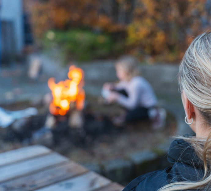 Voksen og barn ved bål