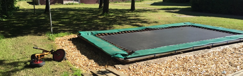 Trampolin i haven på Bakkevej
