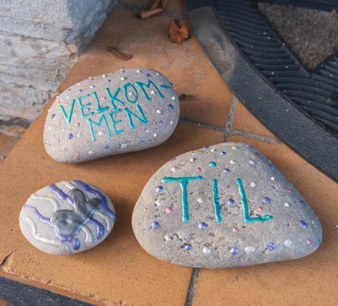 Sten hvor der står Velkommen 