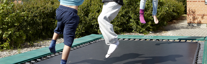Børn der hopper på trampolin
